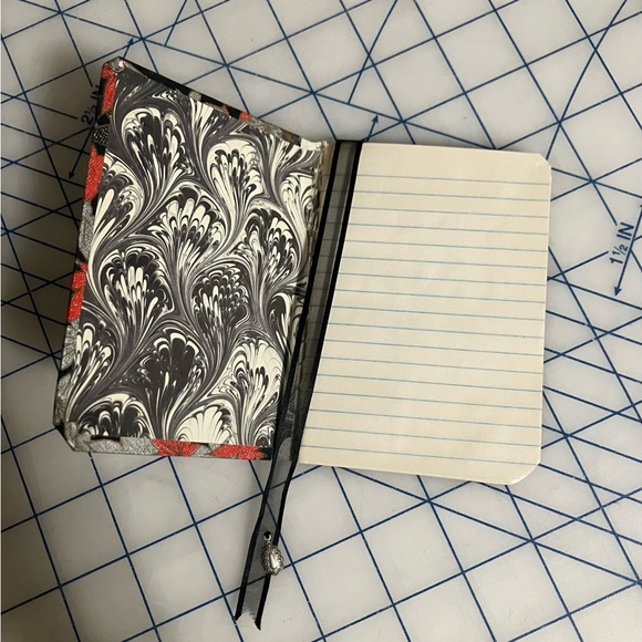 Leaf Pattern Small Notebook with Hand Design - Picture 3 of 3